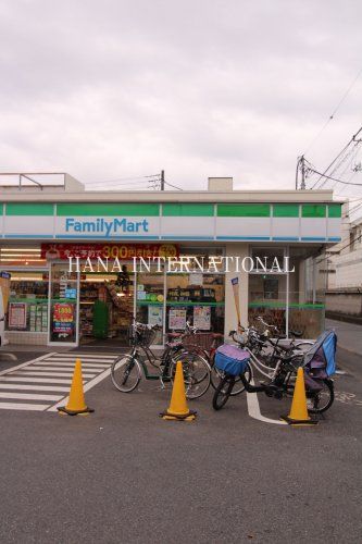 近くのファミリーマートまで120m（徒歩2分）