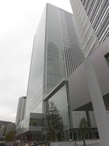 近くの横浜市役所 新市庁舎まで304m（徒歩4分）