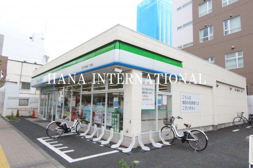 近くのファミリーマートまで870m（徒歩11分）