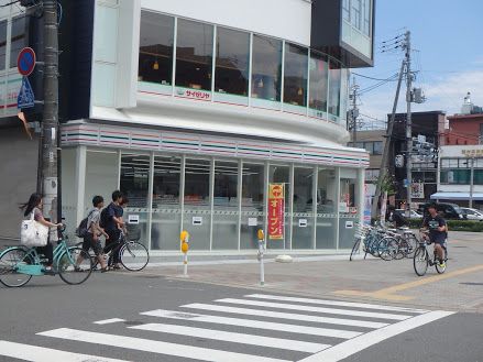 近くのコンビニまで57m（徒歩1分）