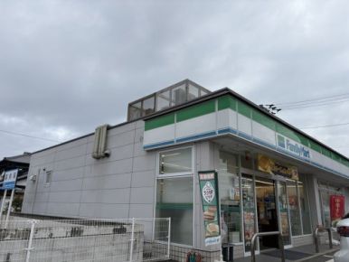 近くのファミリーマート 三津屋南店まで758m（徒歩10分）