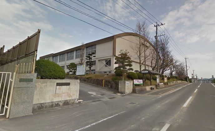 近くの諫早市立真崎小学校まで1,305m(徒歩17分)