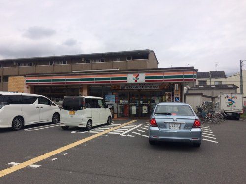 近くのセブンイレブン守口梶町4丁目店まで512m(徒歩7分)