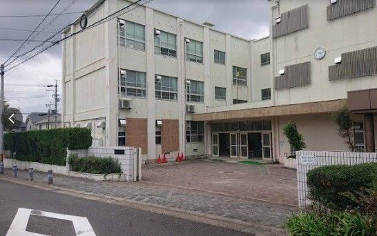 近くの小学校まで1,124m（徒歩15分）