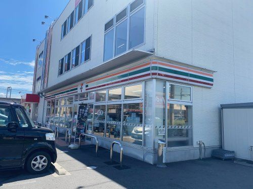 近くのセブンイレブン半田青山店まで848m(徒歩11分)