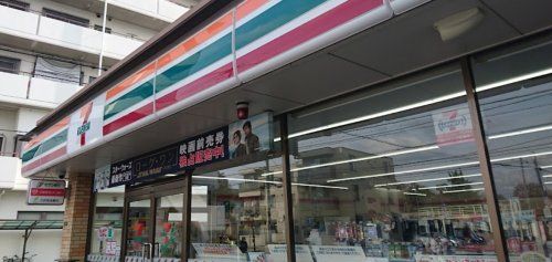 近くのセブンイレブン 大阪放出西3丁目店まで377m（徒歩5分）