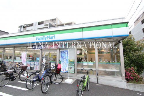 近くのファミリーマート西新井三丁目店まで945m(徒歩12分)