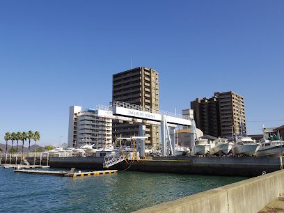 近くの高松マリーナまで1,527m（徒歩20分）