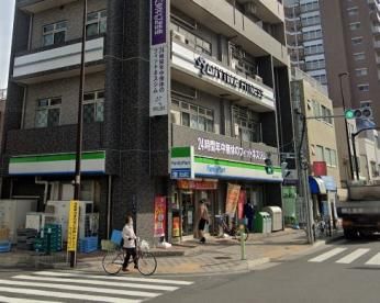 近くのファミリーマート 墨田東あずま駅前店まで353m（徒歩5分）