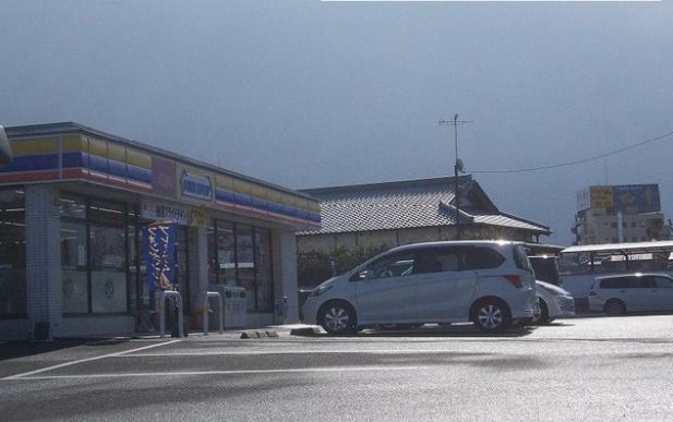 近くのミニストップ 香川町店まで350m（徒歩5分）