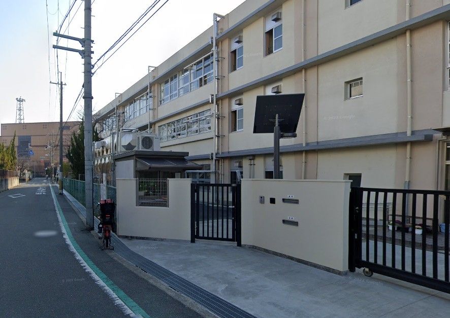 近くの枚方市立桜丘小学校まで165m（徒歩3分）