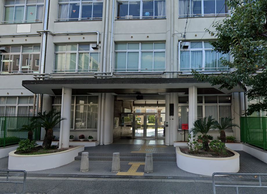 近くの大阪市立菅原小学校まで1,549m（徒歩20分）