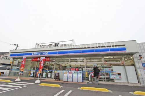 近くのローソン足立伊興四丁目店まで1,017m（徒歩13分）