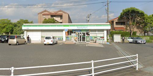 近くのファミリーマート 八本松原店まで728m（徒歩10分）