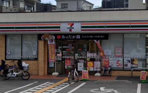 近くのコンビニまで454m（徒歩6分）