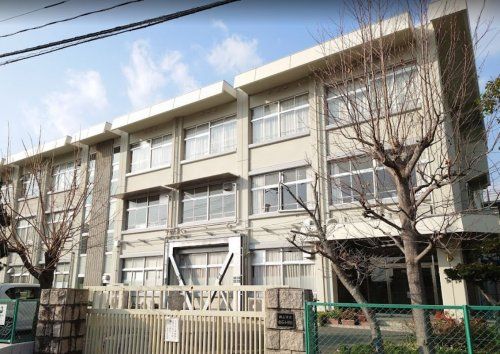 近くの岡山市立牧石小学校まで1,516m（徒歩19分）