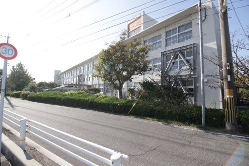 近くの遠賀町立島門小学校まで1,876m(徒歩24分)