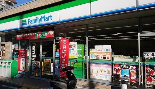 近くのファミリーマート 吹田長野西店まで621m（徒歩8分）