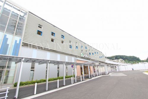 近くの南多摩駅まで1,577m（徒歩20分）