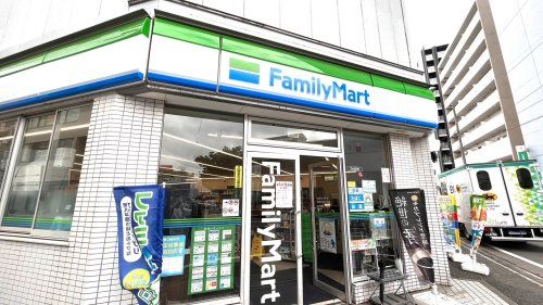 近くのファミリーマート 東久留米本町一丁目店まで284m（徒歩4分）