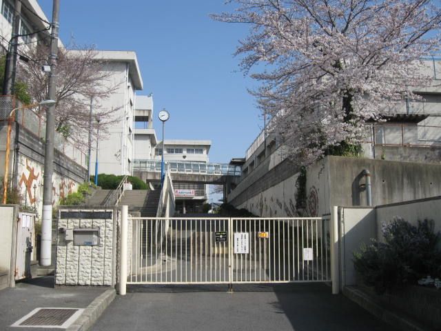 近くの寝屋川市立第十中学校まで522m（徒歩7分）