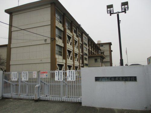 近くの一宮市立西成東小学校まで472m（徒歩6分）