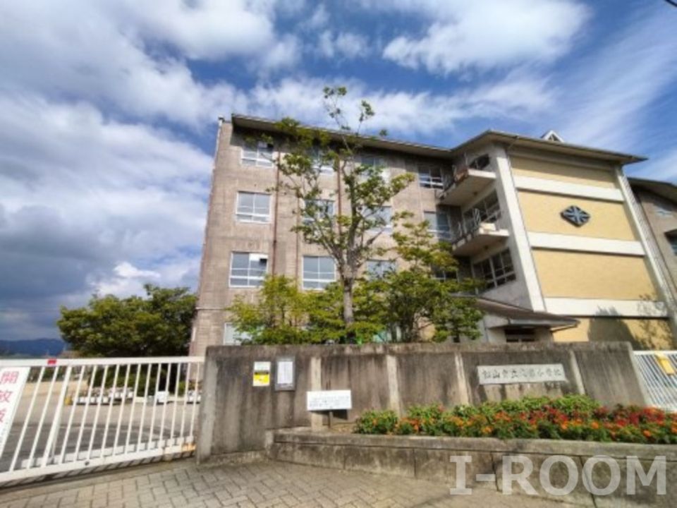 近くの松山市立久米小学校まで942m(徒歩12分)