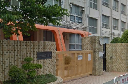 近くの大阪市立大淀小学校まで369m(徒歩5分)
