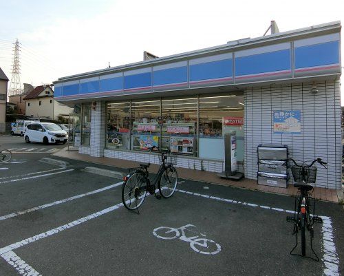 近くのコンビニまで609m（徒歩8分）