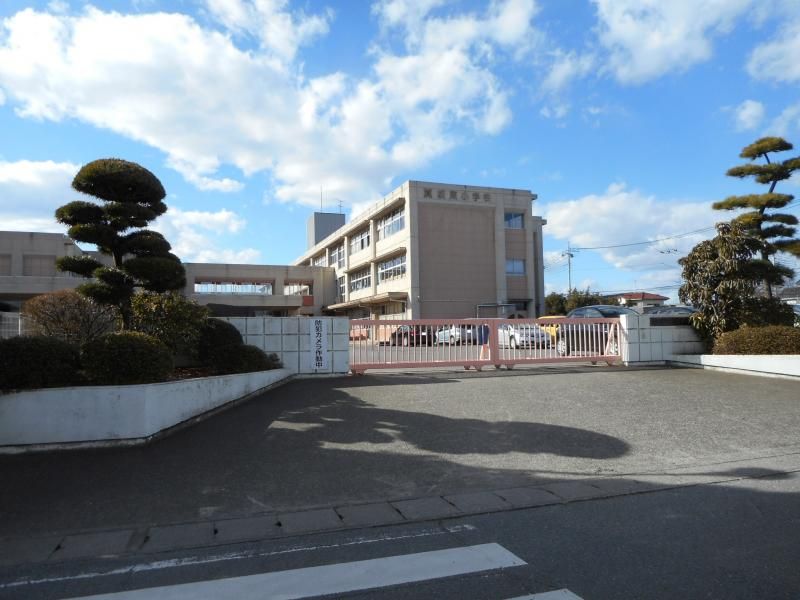 近くの伊勢崎市立坂東小学校まで679m（徒歩9分）