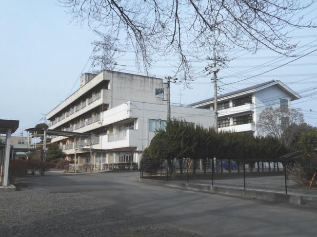 近くの太田市立強戸中学校まで1,114m(徒歩14分)