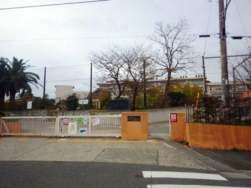 近くの横須賀市立武山小学校まで942m(徒歩12分)