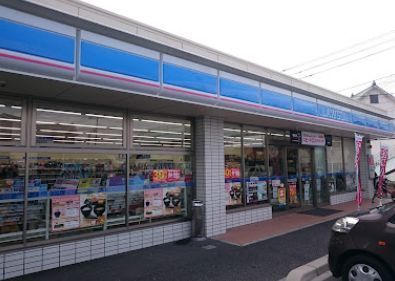 近くのコンビニまで496m（徒歩7分）