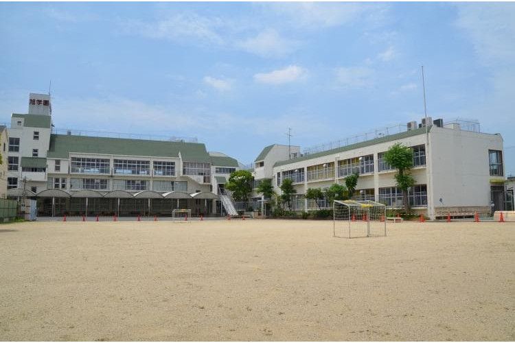 近くの旭学園第二幼稚園まで568m（徒歩8分）