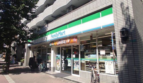 近くのファミリーマート 東淀川駅前店まで369m（徒歩5分）