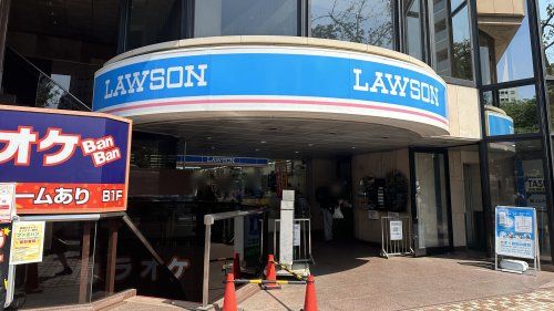 近くのローソン 国立駅南口店まで305m（徒歩4分）