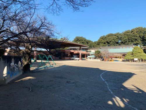 近くの幼保連携型認定こども園きざきまち幼稚園まで913m（徒歩12分）