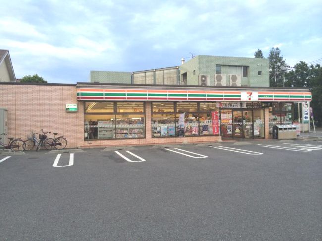 近くのコンビニまで267m（徒歩4分）