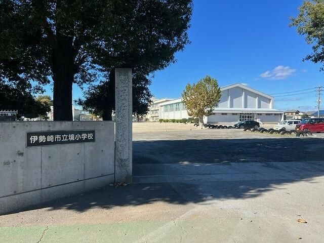 近くの伊勢崎市立境小学校まで94m（徒歩2分）