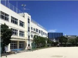近くの品川区立大崎中学校まで406m（徒歩6分）