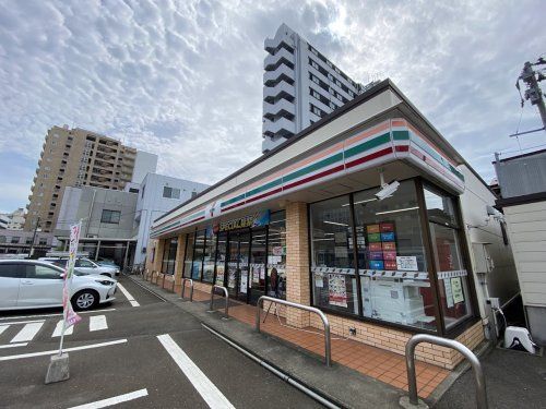 近くのセブンイレブン表町店まで546m（徒歩7分）