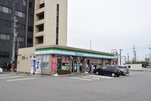 近くのファミリーマート 砺波市役所前店まで538m(徒歩7分)