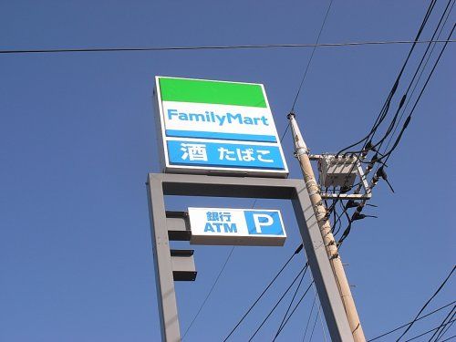 近くのファミリーマート さいたま新中里店まで601m（徒歩8分）