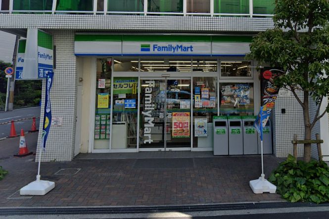近くのファミリーマート 新町店まで639m（徒歩8分）
