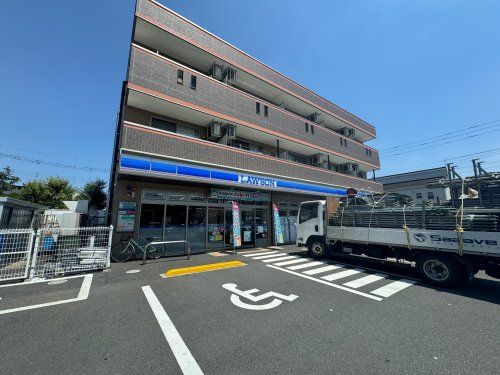 近くのローソン戸塚６丁目店まで590m（徒歩8分）