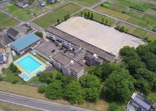 近くの小学校まで957m（徒歩12分）