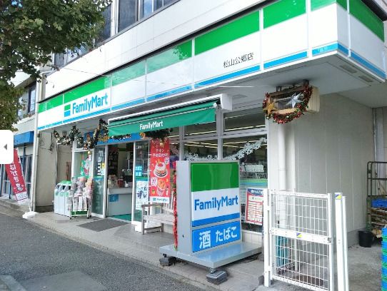 近くのコンビニまで606m（徒歩8分）