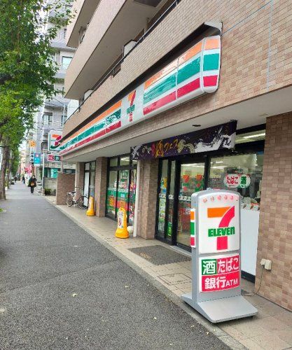 近くのセブンイレブン 杉並堀ノ内1丁目店まで384m（徒歩5分）