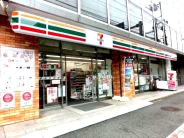 近くのコンビニまで857m（徒歩11分）