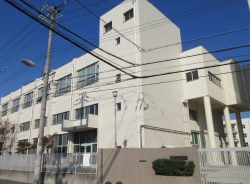 近くの大阪市立諏訪小学校まで608m(徒歩8分)